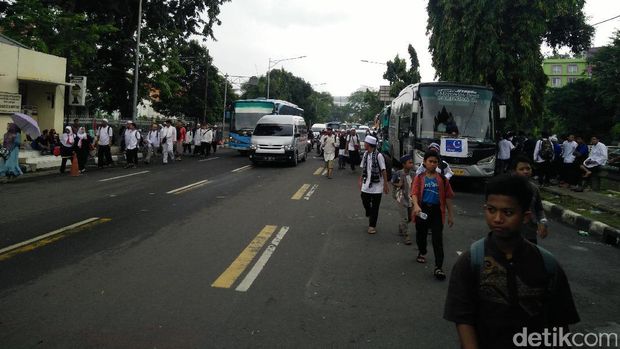 Massa aksi 112 meninggalkan Masjid Istiqlal