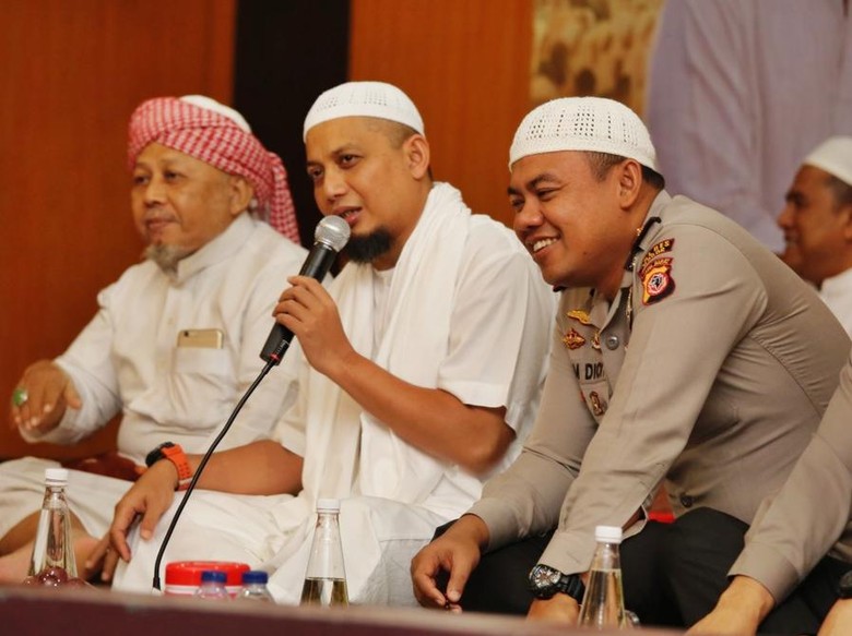 400 Polisi Kawal Pemakaman Ustaz Arifin Ilham 400 Polisi Kawal Pemakaman Ustaz Arifin Ilham