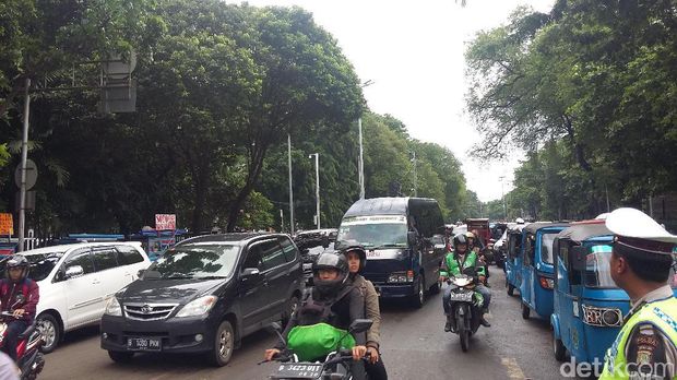  Lalin sekitar Masjid Istiqlal lancar kembali