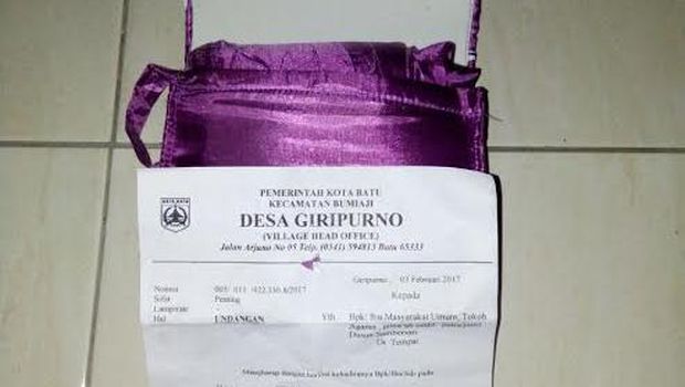 Barang bukti dugaan pembagian mukena/KIPP