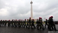Apel berlangsung di bawah guyuran hujan. Namun, para peserta tetap terlihat serius mengikuti jalannya apel ini.