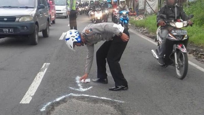 Banyak Kecelakaan, Polisi Operasi Jalan Rusak di Pandaan