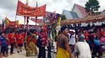Ngeri! Tatung di Singkawang Pamer Aksi Kebal Senjata Tajam