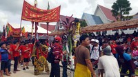 Tandu yang dinaiki tatung ini digotong oleh beberapa orang sekaligus. Tatung pun beraksi mempertunjukkan keahliannya kebal senjata tajam (Fitraya/detikTravel)