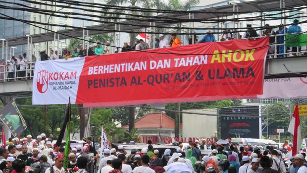 Diguyur Gerimis, Massa 112 Setia Bertahan di Jalan Depan Gambir