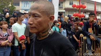 Karena kekebalannya, Tatung kerap berdiri di atas pedang tajam tanpa terluka. (detikINET/Adi Fida Rahman)