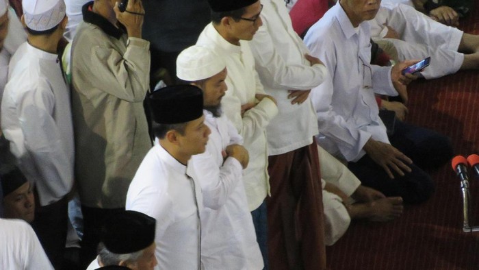 Tinggalkan Istiqlal, Agus dan Anies Lambaikan Tangan ke Massa 112