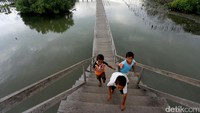 Di hutan seluas 8,5 hektare ini wisatawan bisa berkeliling di jembatan, yang disebut Jembatan Cinta.