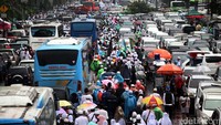 Penampakan pukul 10.45 WIB, Sabtu (11/2/2017), massa memadati Jl Medan Merdeka Timur. Mereka datang dari berbagai sudut dan mendekat ke gambir.
