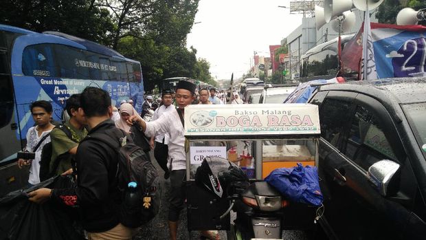 Dia berharap mendapat berkah.