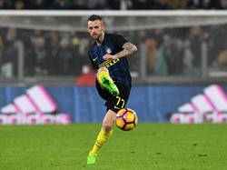 Dalam hal mengumpan, saat ini Marcelo Brozovic adalah yang paling banyak melakukannya. Gelandang Inter Milan ini melepaskan 918 umpan. (Foto: Getty Images/Valerio Pennicino)