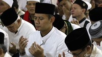 Agus dan Sandiaga Khusyuk berdoa.