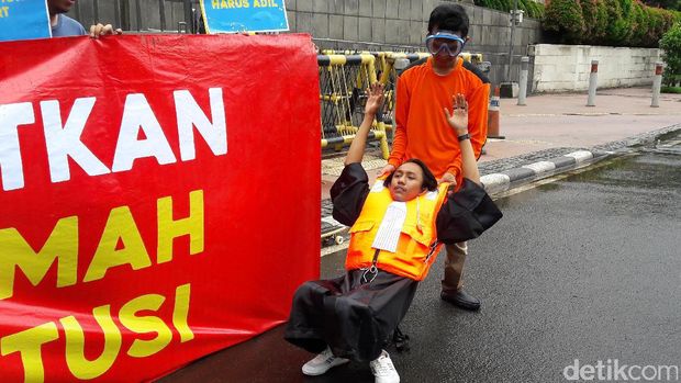 Aksi teatrikal ICW terkait kasus Patrialis Akbar / 
