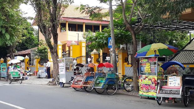 Banyak PKL di Bojonegoro Masih Jualan di Trotoar, Pak Bupati?