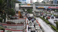 Adanya proyek tersebut mengakibatkan penyempitan di jakur arteri Jl Gatot Subroto yang menyempit dari 12 meter menjadi 6 meter.