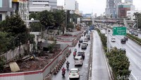 Akibat proyek MRT terjadi penyempitan jalan dari MT Haryono menuju jalan Gatot Subroto.