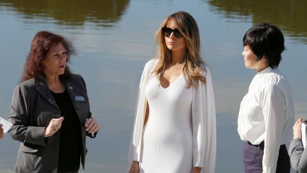 Melania Trump bersama Akie Abe saat melakukan tur di Florida. 