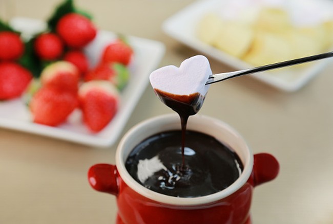 Bikin Chocolate Fondue yang Mudah dan Enak untuk Suguhan Valentine
