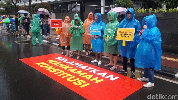 Aksi teatrikal ICW terkait kasus Patrialis Akbar / 