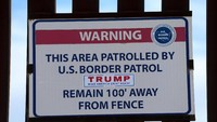 Papan peringatan tentang pagar pembatas AS-Meksiko.  Saat ini, 1.046 km  perbatasan AS-Meksiko telah dibangun tembok pemisah dan akan dilipatgandakan oleh Presiden Trump. (Mike Blake/Reuters)