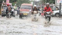 Pemotor melintas genangan air hingga 40an cm.