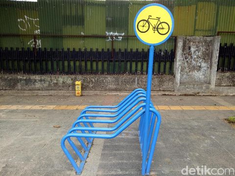 Trotoar mirip layaknya di Barcelona. 