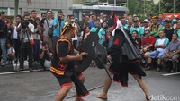Penari melakukan atraksi di acara Festival Budaya Nias. 