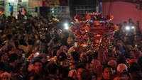 9. Tidak lama setelah isoma, sejumlah Joli mulai keluar dari dalam Vihara Dhanagun. Sambil diarak, sejumlah Joli tampak meriah dalam balutan warna merah (Randy/detikTravel)