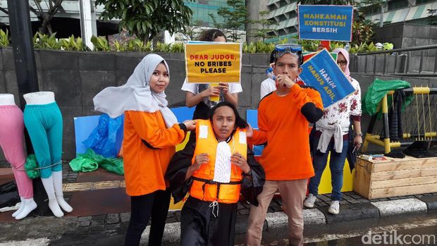 Aksi teatrikal ICW terkait kasus Patrialis Akbar / 