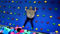 Variasi lain wahana permainan, panjat dinding.