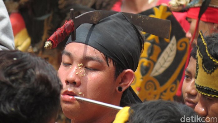 Tak Kalah Tegang Dengan Pilkada, Ini Video Tatung Kesurupan di Singkawang