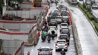 Proyek pembangunan LRT dan flyover Pancoran sisi selatan yang mengarah ke barat sudah berlangsung sejak beberapa waktu lalu. 
