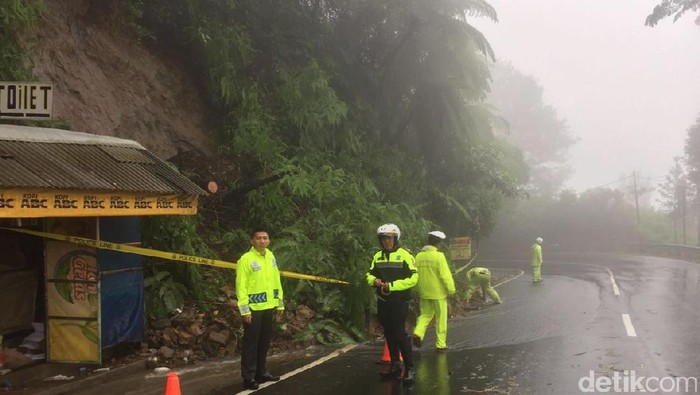 Diguyur Hujan Deras, Tebing di Jalan Raya Puncak Longsor