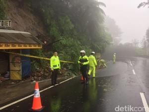 Diguyur Hujan Deras, Tebing di Jalan Raya Puncak Longsor
