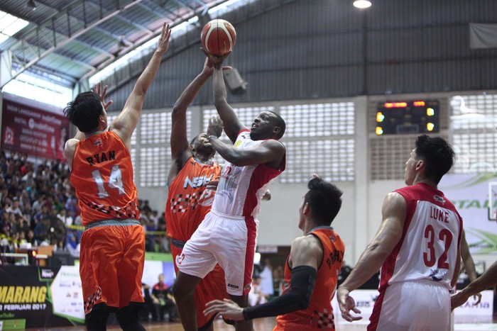 Laga IBL Seri III antara Garuda Bandung vs NSH Jakarta di Semarang.