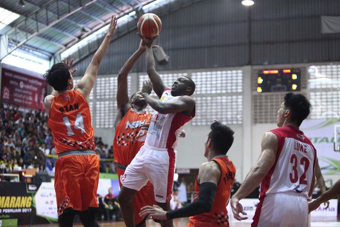 Garuda vs NSH Laga IBL Seri III antara Garuda Bandung vs NSH Jakarta di Semarang.