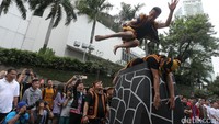  Warga menonton atraksi lompat batu yang bisa dilihat langsung di Desa Bawamataluo, Nias Selatan, Sumatera Utara. 