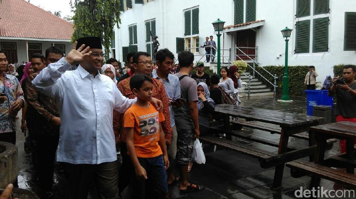 Masa Tenang Pilgub, Anies Jalan-jalan ke Kota Tua Bersama Keluarga