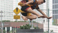 Ekpresi pelompat melewati batu setinggi 2,1 meter. 
