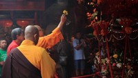 4. Bante atau biksu yang tengah memerciki salah satu Joli dengan air di Vihara Dhanagun. Tentunya ini merupakan salah satu ritual sebelum pawai dimulai (Randy/detikTravel)
