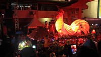 8. Salah satu kendaraan pawai tampi nyentrik dalam bentuk ayam api. Seperti diketahui, etnis Tionghoa merayakan shio ayam api untuk tahun 2017 (Randy/detikTravel)