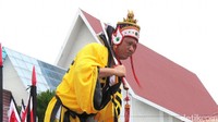 Tatung berkostum dewa China ini melakukan aksi yang ngeri. Dia mengiris lehernya sendiri dengan pedang dan tidak terluka sama sekali (Fitraya/detikTravel)