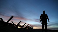 Petugas perbatasan AS berpatroli di kawasan Calexico, California, (8/2). (Mike Blake/Reuters)