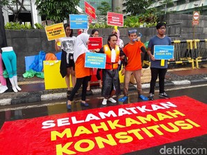 Soroti Kasus Patrialis, ICW Gelar Aksi Teatrikal Hakim Tercebur