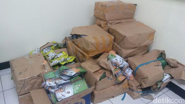 Panwaslu Jakbar Temukan Dua Truk Brosur Kampanye Hitam 