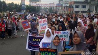Warga Banyumas antusias mengkampanyekan gerakan anti hoax.