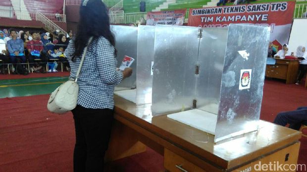 KPU Jaktim beri bimbingan teknis ke saksi  / 