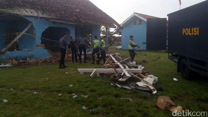 Polisi Bersihkan Puing Pos TNI AU Ujung Genteng yang Dirusak Massa