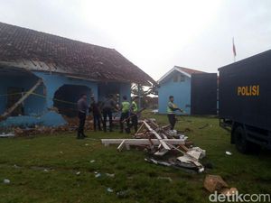 Polisi Bersihkan Puing Pos TNI AU Ujung Genteng yang Dirusak Massa
