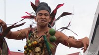 Para Tatung diyakini kerasukan arwah, roh gaib atau dewa-dewa. Mereka diarak sambil pipinya dilubangi seperti ini. Mereka tidak kesakitan (Fitraya/detikTravel)